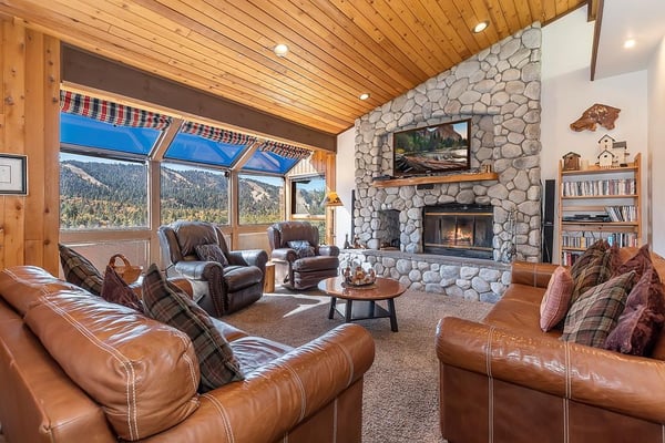 Spacious Living Room - Amazing Views & Cable TV