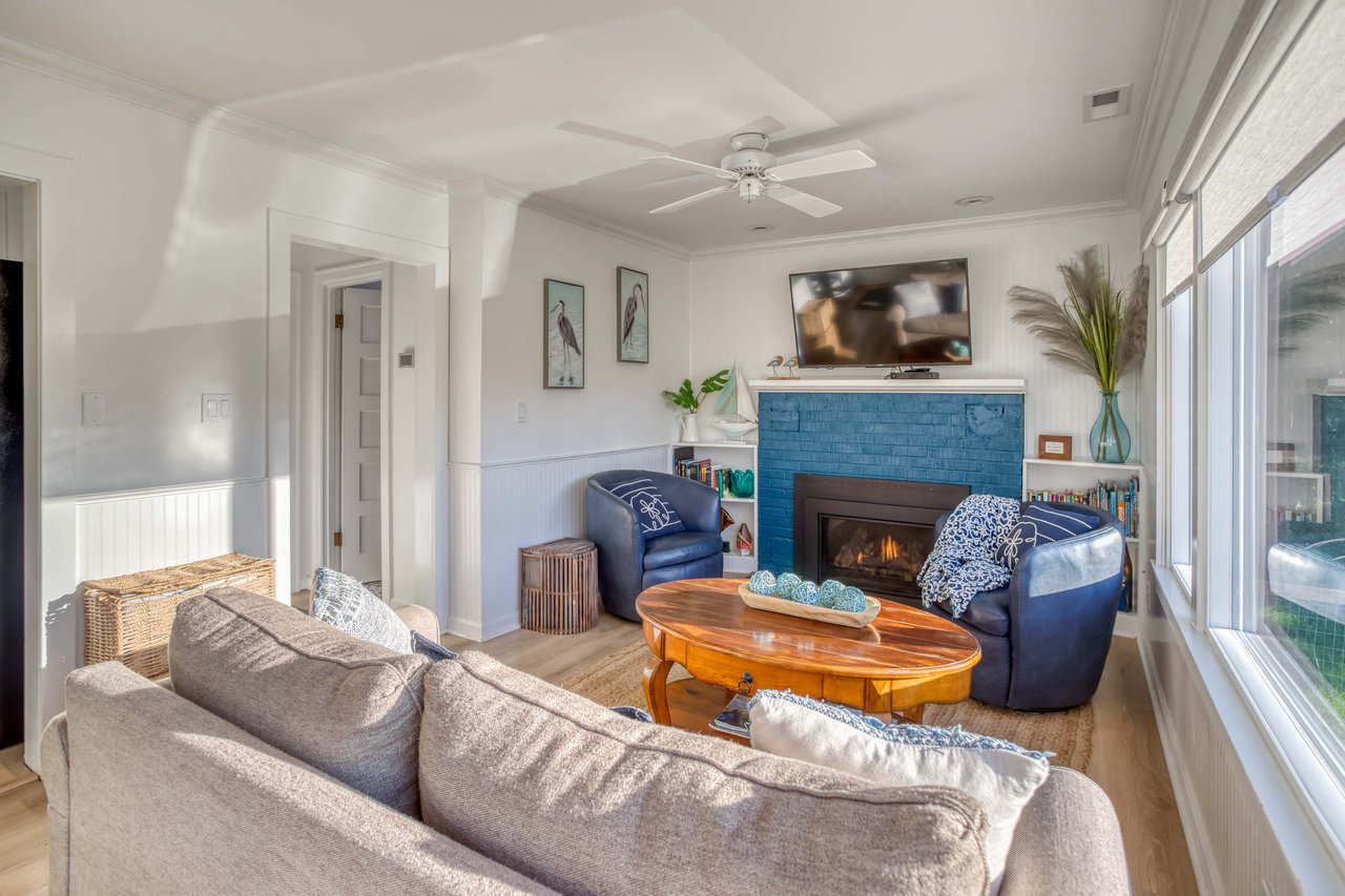 Living Room with fireplace