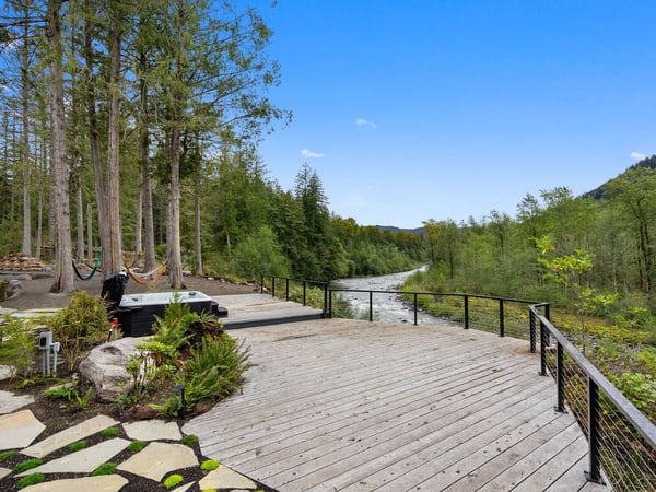 Riverside Retreat Expansive Riverside Deck