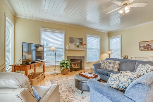 Living Room with fireplace