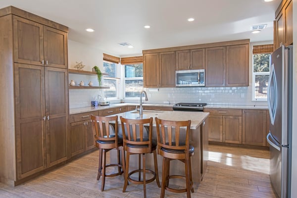 Kitchen, Microwave, Sink and Breakfast Bar