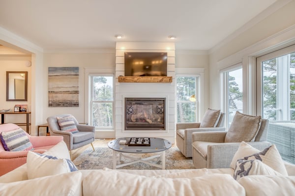 Living Room with fireplace