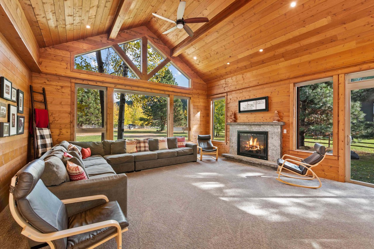 Living Room with fireplace