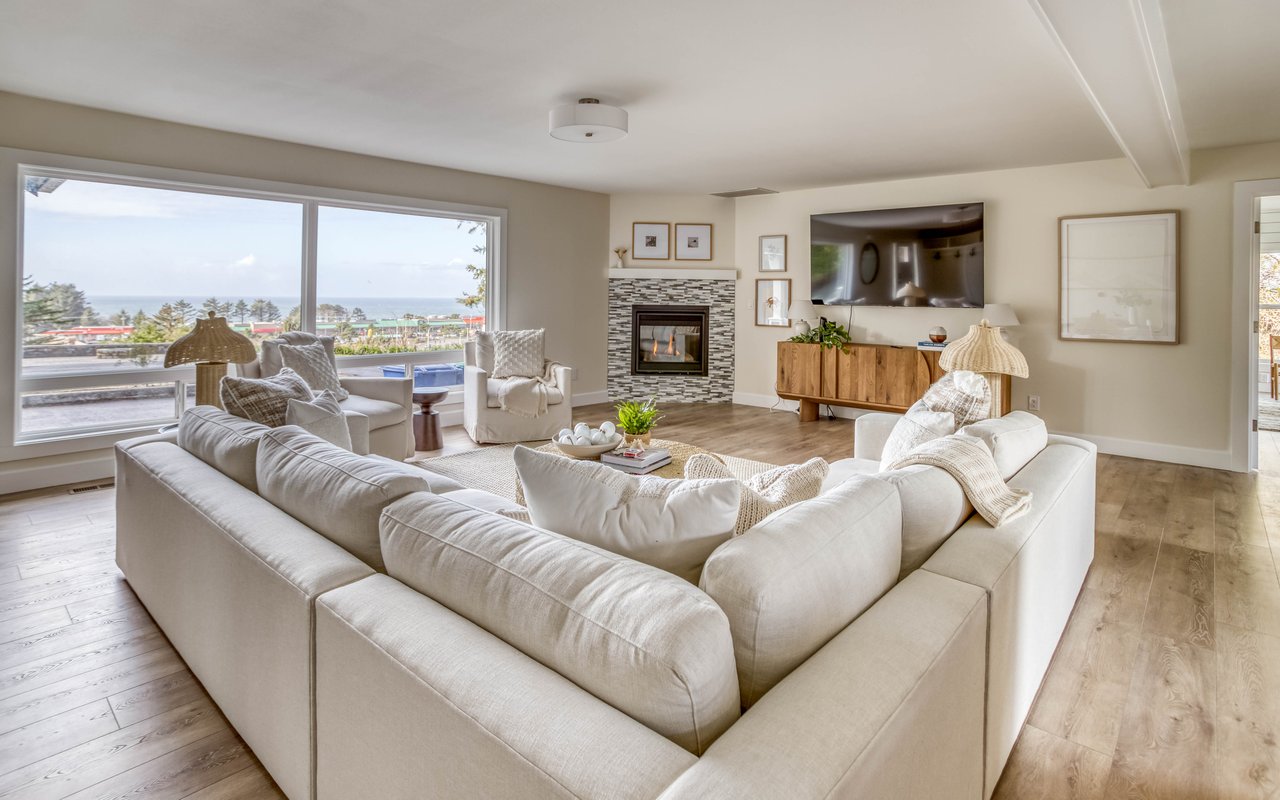 Living Room with fireplace