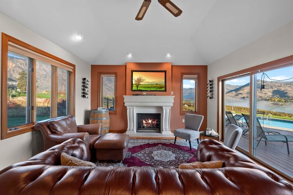 Living Room with fireplace