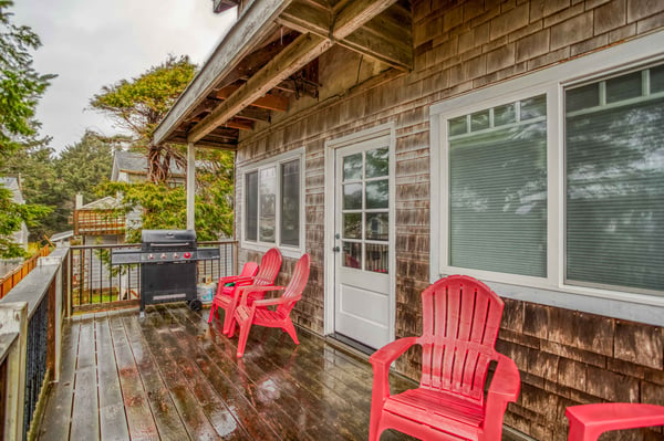 Deck area with Seating and Amenities