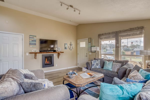 Living Room with fireplace