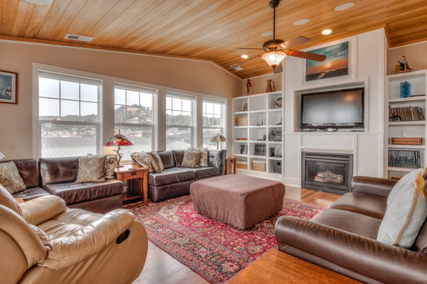 Living Room with fireplace