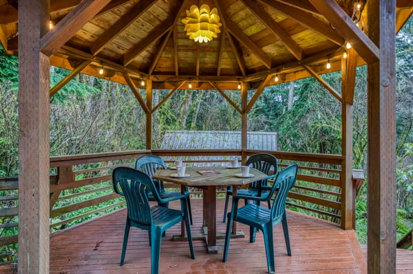 Deck area with Outdoor seating