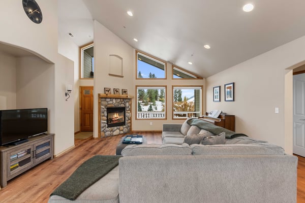 Living Room with fireplace