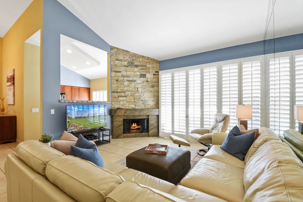 Living Room with fireplace