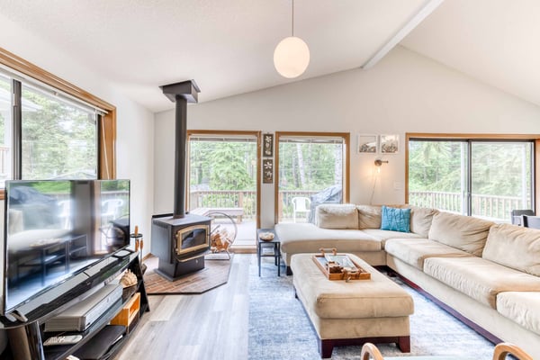 Floor 2 Living Room with Amenities and windows