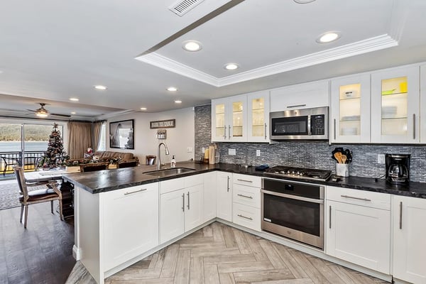 Spacious Gourmet Kitchen with Breakfast Bar