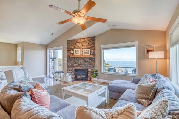 Living Room with fireplace