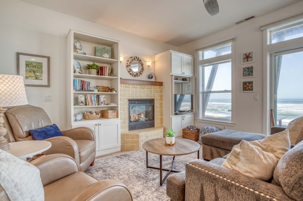 Living Room with fireplace