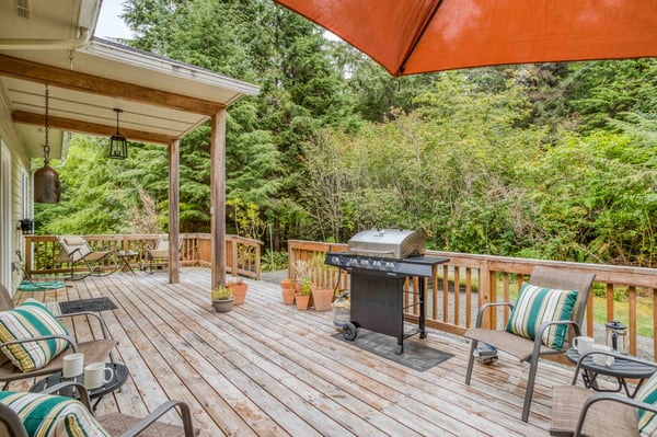 Spacious front deck with sitting areas