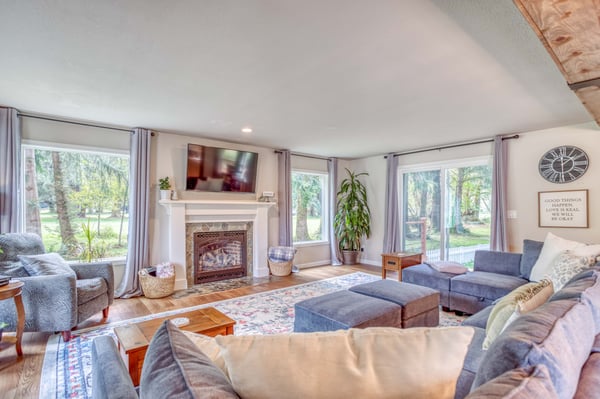 Living Room with fireplace