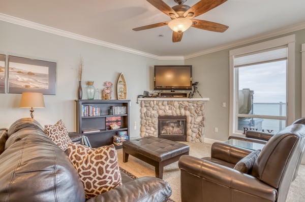 Living Room with fireplace