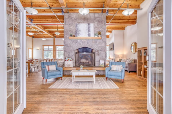 Chinook Lodge fireplace sitting area