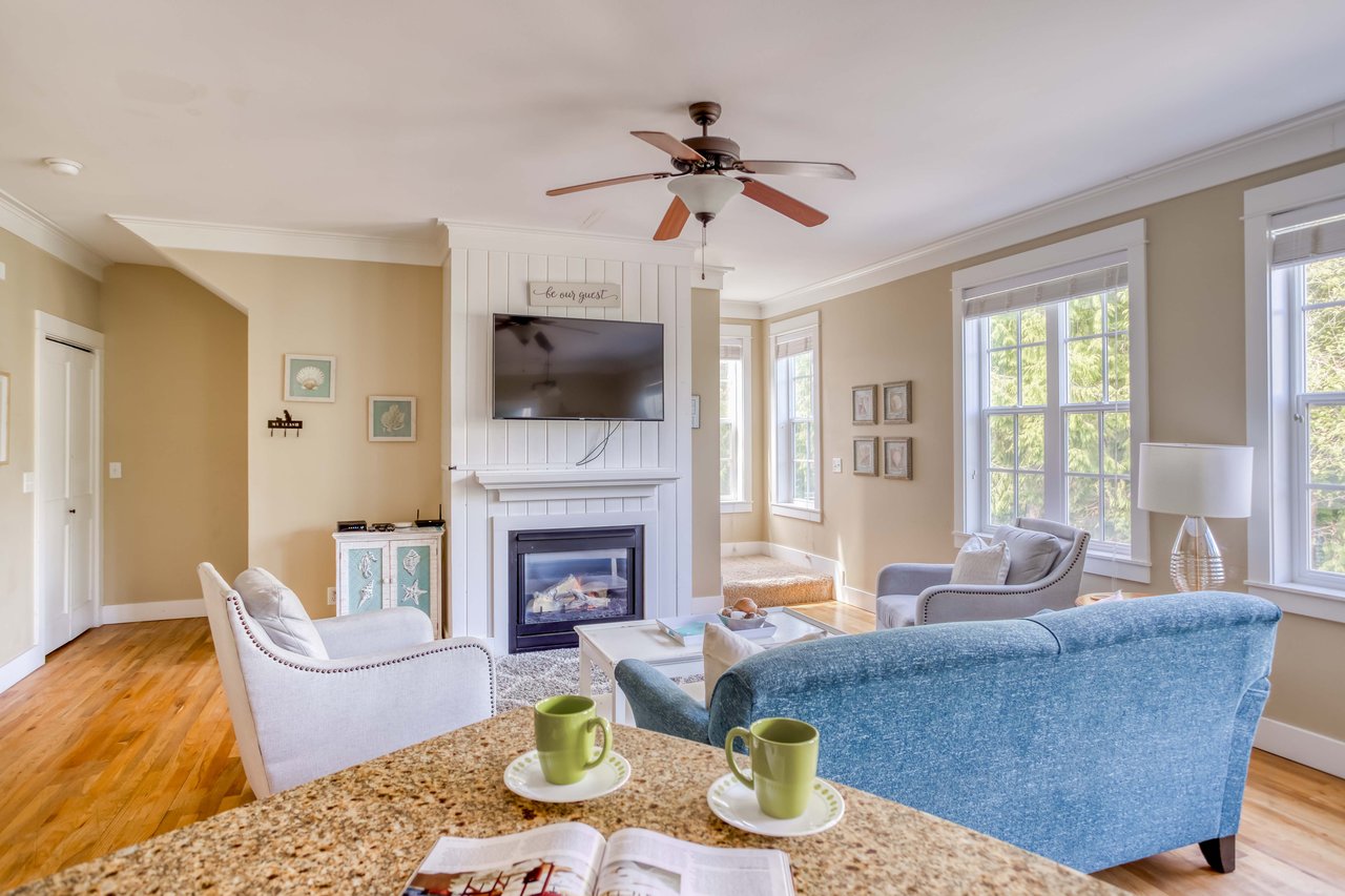 Living Room with fireplace