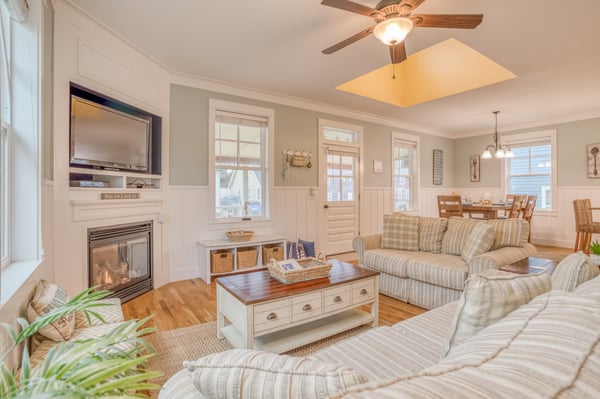 Living Room with fireplace