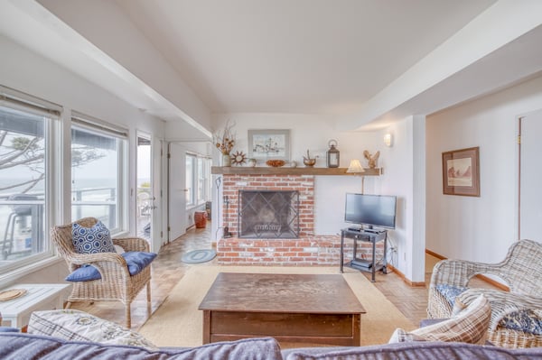 Living Room with fireplace