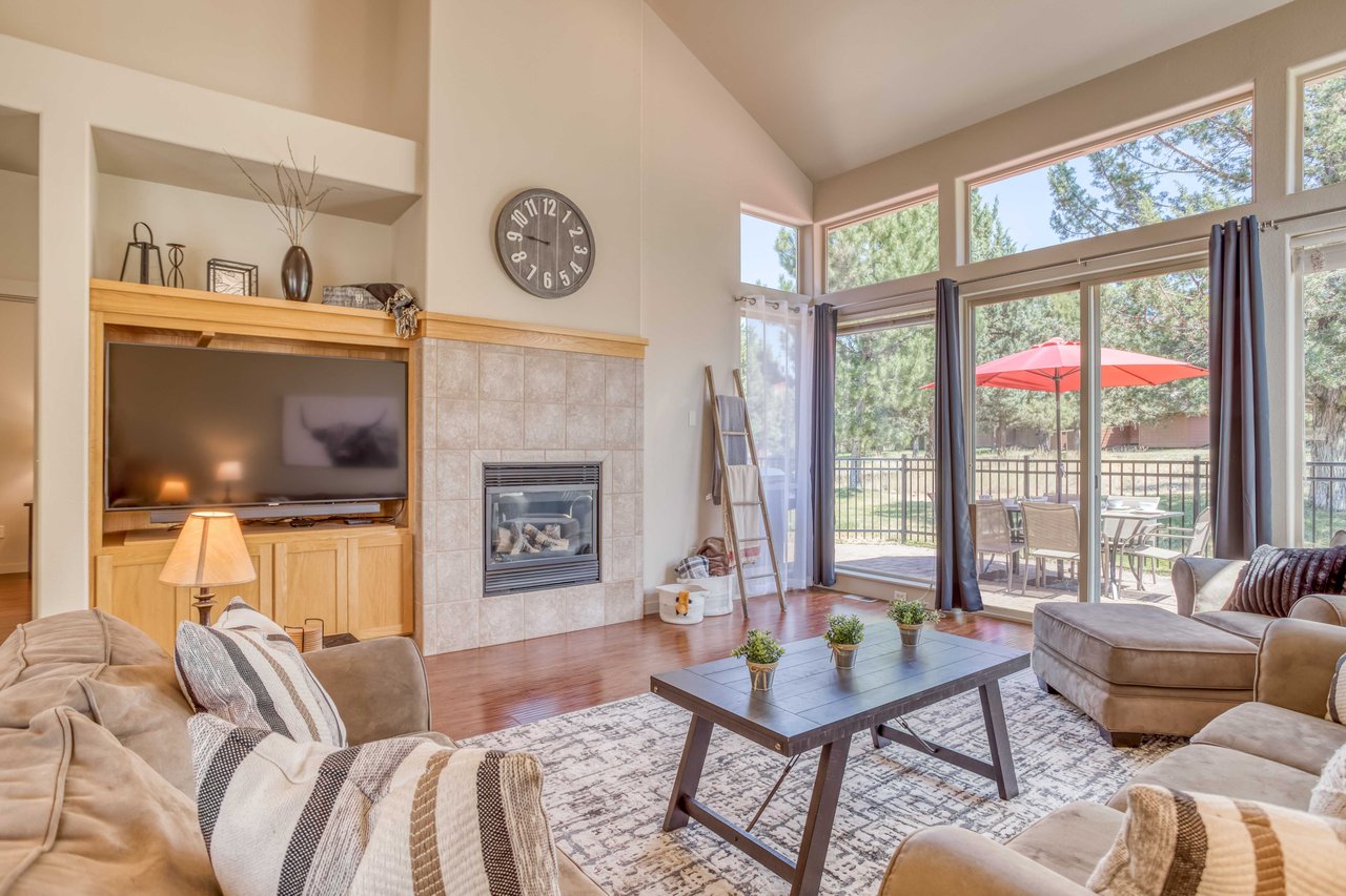 Living Room with fireplace