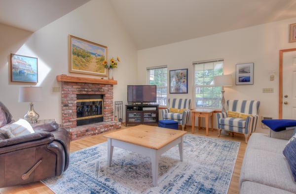 Floor 1 Living Room with amenities