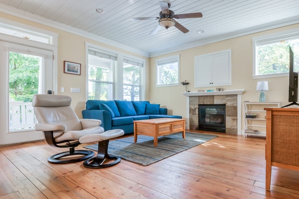 Living Room with fireplace